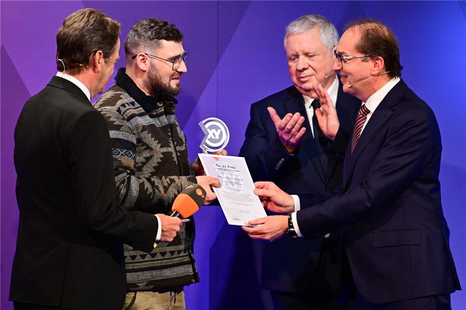 Thomas Köpplin (zweiter von links) aus Schweinfurt wurde geehrt. Sebastian Christoph Gollnow/dpa