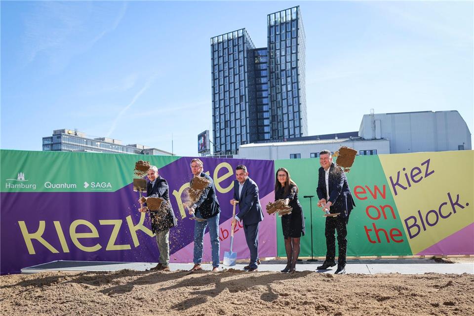Thomas Krebs (l-r), Vorstandssprecher Saga Unternehmensgruppe, Frank Gerhard Schmidt, Gründer und Vorstandsmitglied Quantum Immobilien, Ralf Neubauer, Bezirksamtsleiter Hamburg-Mitte, Karen Pein (SPD), Senatorin für Stadtentwicklung und Wohnen, und Andreas Dressel (SPD), Hamburgs Finanzsenator, beim Spatenstich.Christian Charisius/dpa