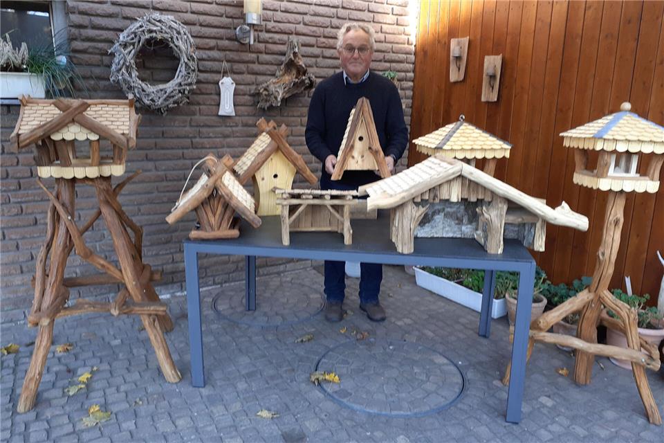Thomas Löchteken hat wieder Vogelhäuser und Krippen gebastelt, die er für den Basar spendet.