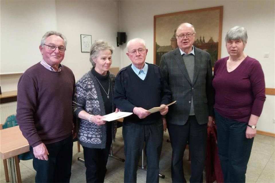 Thomas Löchteken (links), Pfarrer Johannes Bengfort (2. v. re.) und Gertrud Vorholt (rechts) haben Maria und Leo Meyering zu ihrer Ehrung gratuliert.