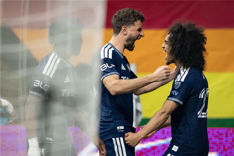 Thomas Müller (M) gewann mit Vancouver zum Auftakt der neuen MLS-Saison.Ethan Cairns/The Canadian Press/AP/dpa