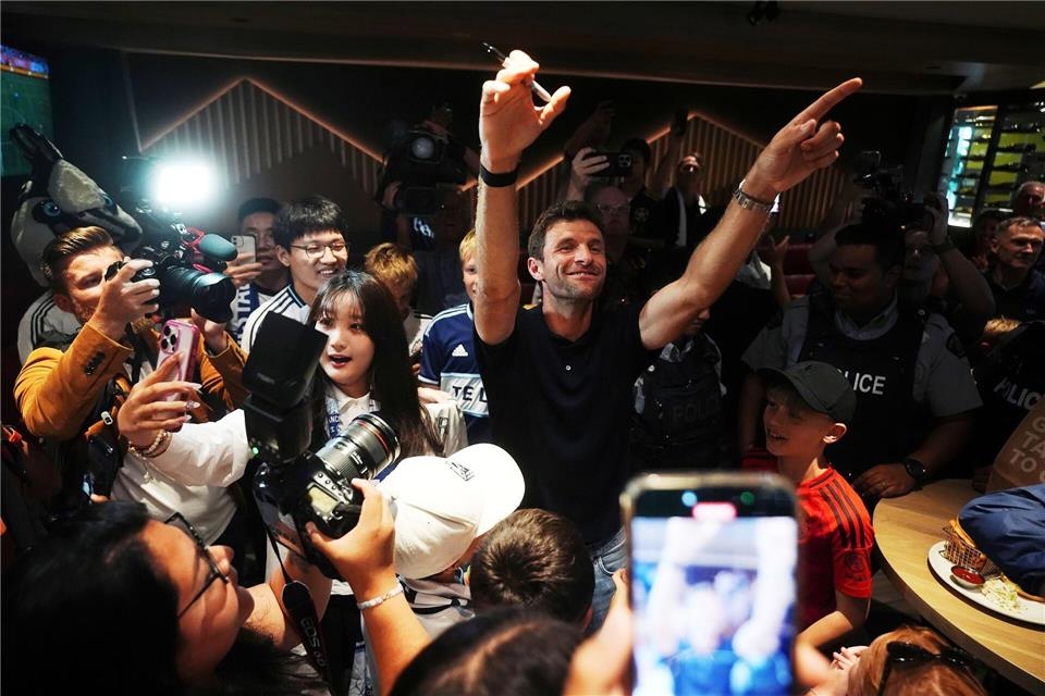 Bilder des Tages Thomas Müller bei seiner Ankunft aus Deutschland am Vancouver International Airport.Darryl Dyck/The Canadian Press/AP/dpa