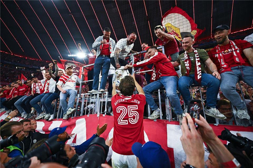 Thomas Müller feiert mit den Fans.Tom Weller/dpa