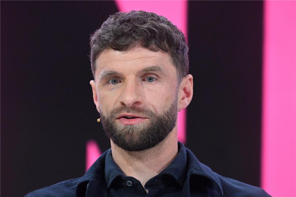 Thomas Müller hat eine Ahnung, was im Champions-League-Rückspiel der Bayern gegen Paris passieren wird. (Archivbild)Felix Hörhager/dpa