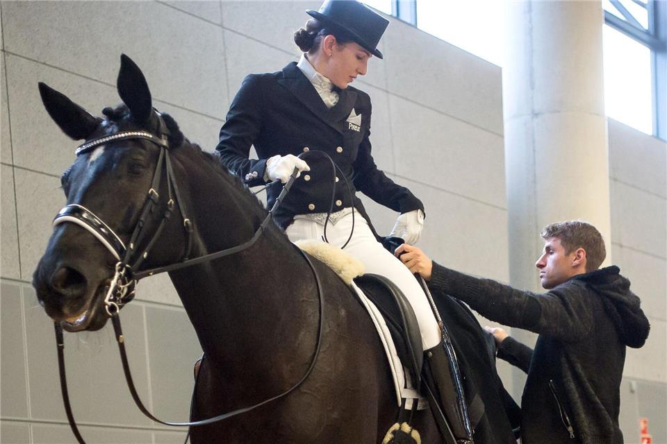 Thomas Müller hilft seiner Frau Lisa bei der Vorbereitung. (Archiv)Peter Kneffel/dpa