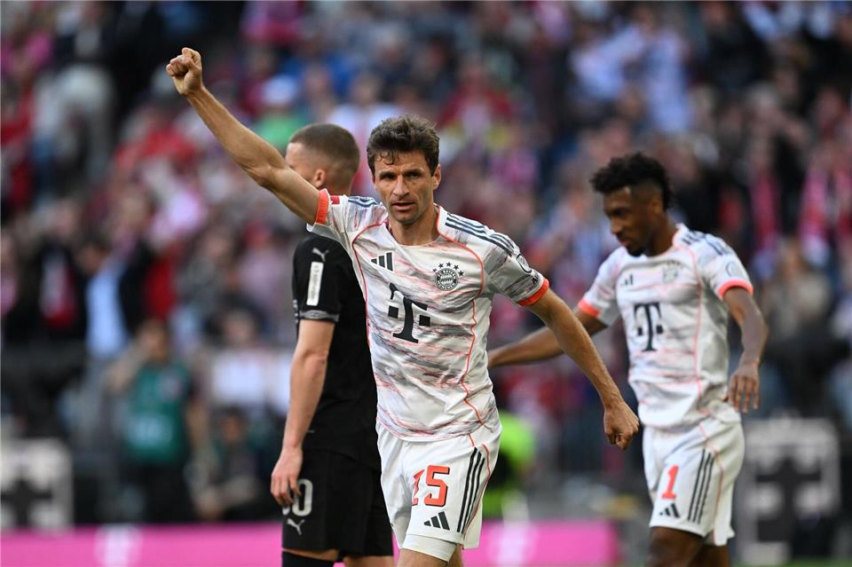 Thomas Müller jubelt in seinem letzten Bayern-Heimspiel über das Führungstor.Sven Hoppe/dpa
