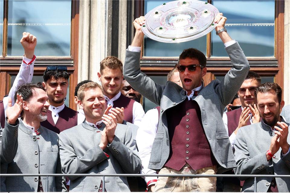 Rummenigges Gedankenspiele um einen Bayern-Manager Müller Thomas Müller jubelt zum Bayern-Abschied noch mal mit der Meisterschale auf dem Münchner Rathausbalkon. Karl-Josef Hildenbrand/dpa