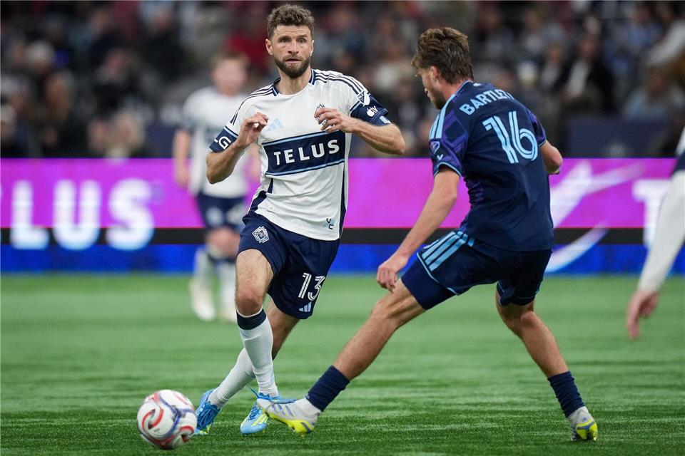 Thomas Müller (l) gehört zu den Spielern mit den höchsten Jahresgehältern in der MLS. (Archivbild)DARRYL DYCK/The Canadian Press/AP/dpa
