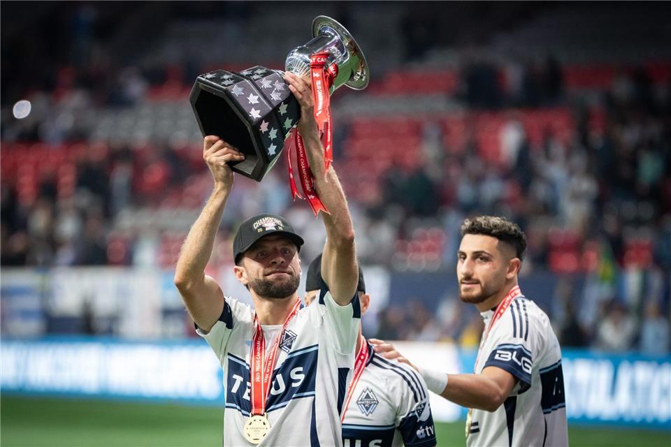 Thomas Müller (l) gewann mit den Vancouver Whitecaps die kanadische Meisterschaft.ETHAN CAIRNS/The Canadian Press/AP/dpa