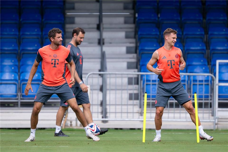Thomas Müller (l) und Joshua Kimmich bereiten sich auf das Achtelfinale der Club-WM vorSven Hoppe/dpa