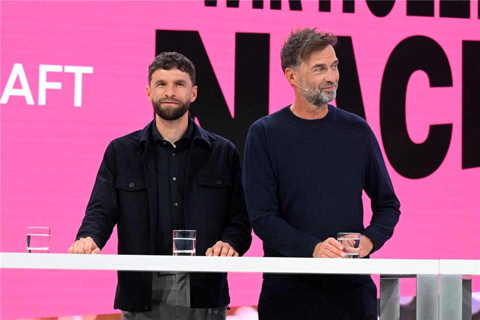 Thomas Müller (l) und Jürgen Klopp sind Experten bei MagentaTV. (Archivbild)Felix Hörhager/dpa
