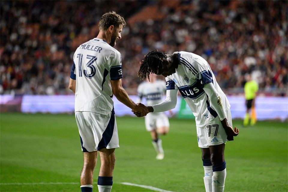 Thomas Müller (l) und Yadaly Diaby feiern den Sieg der Vancouver Whitecaps.Tyler Tate/FR171662 AP/AP/dpa