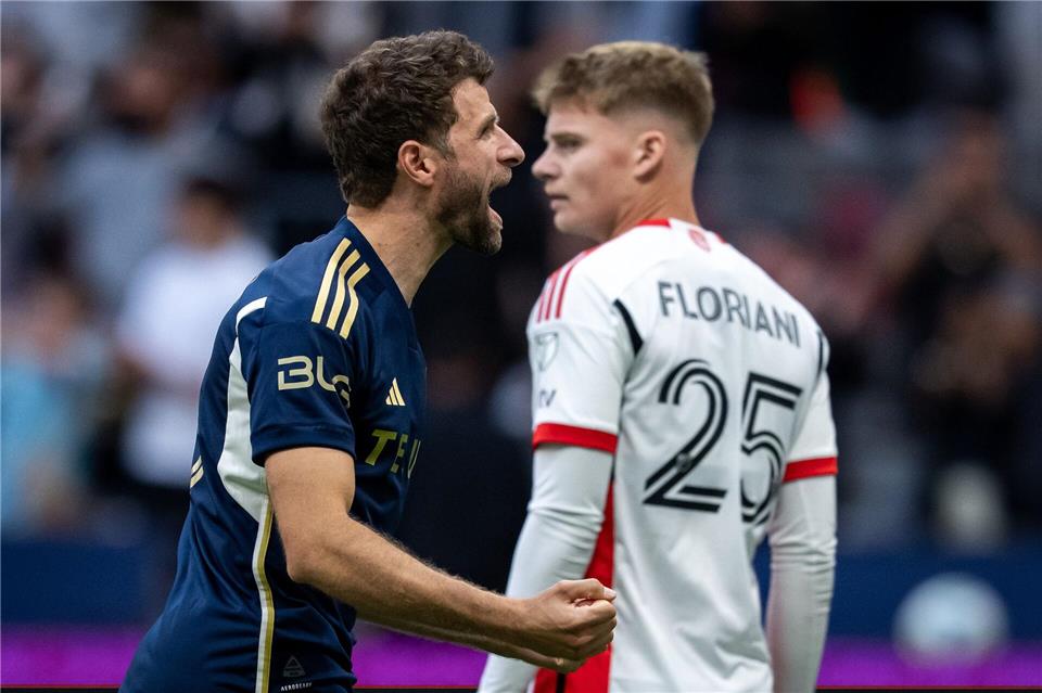 Thomas Müller (links) hatte beim 4:1 mit Vancouver viel zu Jubeln.ETHAN CAIRNS/The Canadian Press/AP/dpa