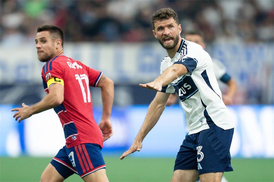 Thomas Müller (r) feierte mit den Vancouver Whitecaps einen 5:0-Erfolg gegen Dallas.Ethan Cairns/The Canadian Press/AP/dpa