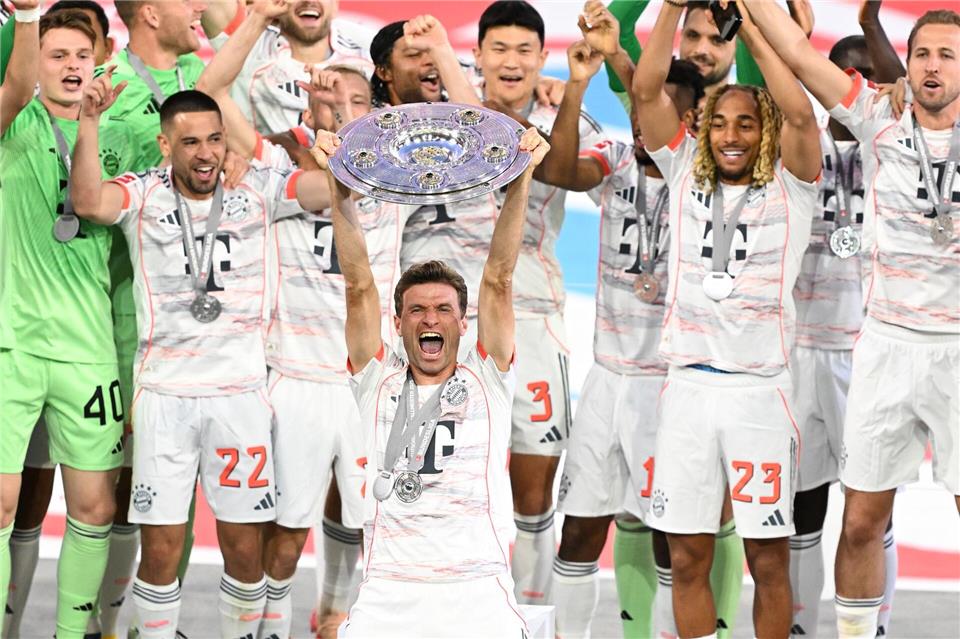 Thomas Müller reckte als erster Bayern-Spieler die Schale in die Höhe.Sven Hoppe/dpa