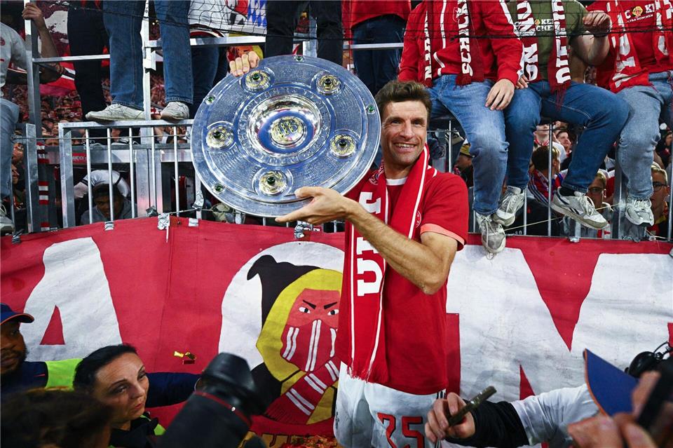 Thomas Müller zeigt die Meisterschale.Tom Weller/dpa