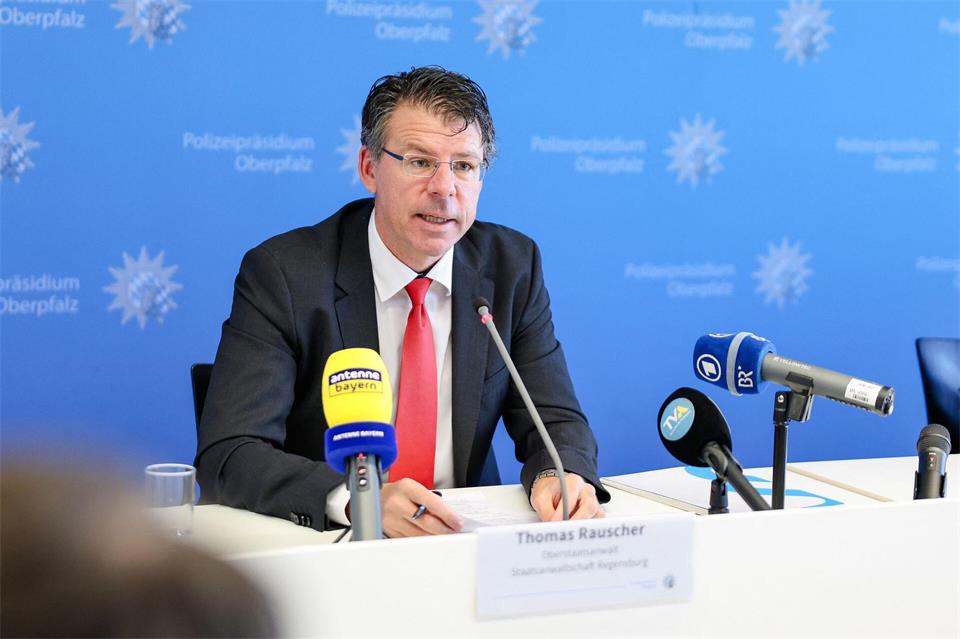 Thomas Rauscher von der Staatsanwaltschaft Regensburg sprach von einem Quantensprung bei den Ermittlungen.Daniel Löb/dpa