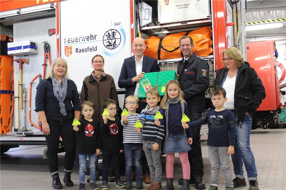Thomas Schulte Terhart (hinten links) und André Szczesny haben die „Kinderfinder“ an die Kitas übergeben.