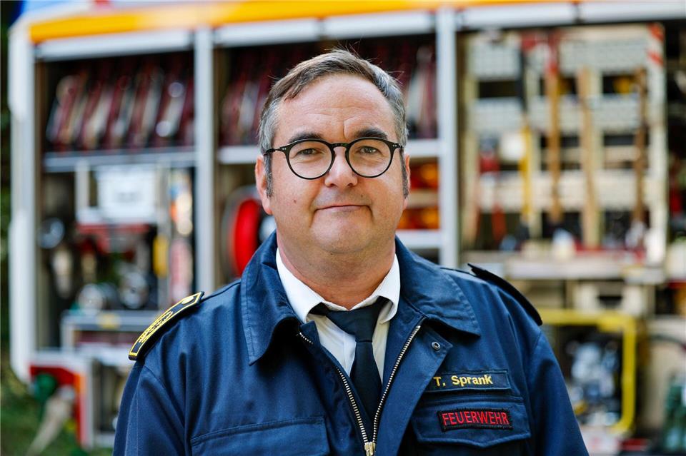 Thomas Sprank, Kreisbrandmeister und Leiter des Amtes für Bevölkerungsschutz der Städte Region Aachen, steht vor einem Einsatzfahrzeug der Feuerwehr.Thomas Banneyer/dpa