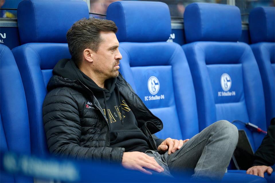 Thomas Stamm hofft auf eine Überraschung gegen Schalke. (Archivbild)Bernd Thissen/dpa