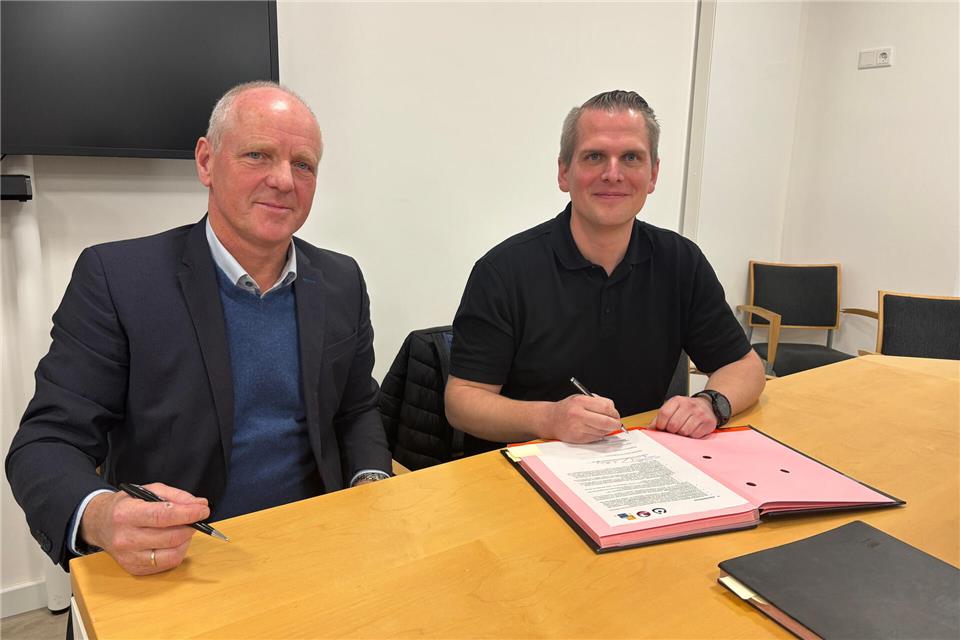 Thomas Tenkamp, Vorsitzender des Hospizvereins, und Benedikt Kisner, Investor, unterzeichnen die Absichtserklärung für das Wohn-Projekt am Falkenhof.
