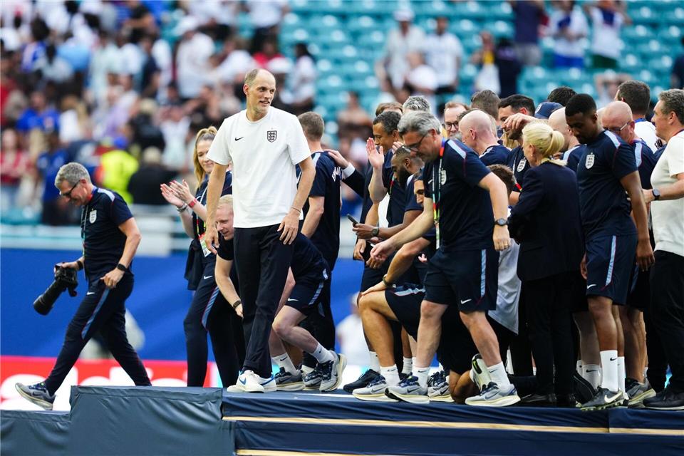 Thomas Tuchel (l) auf dem Podest für den WM-Dritten.Martin Rickett/PA Wire/dpa