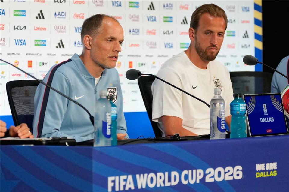 Thomas Tuchel (l) und Harry Kane sprechen vor Englands WM-Start gegen Kroatien.Tony Gutierrez/AP/dpa
