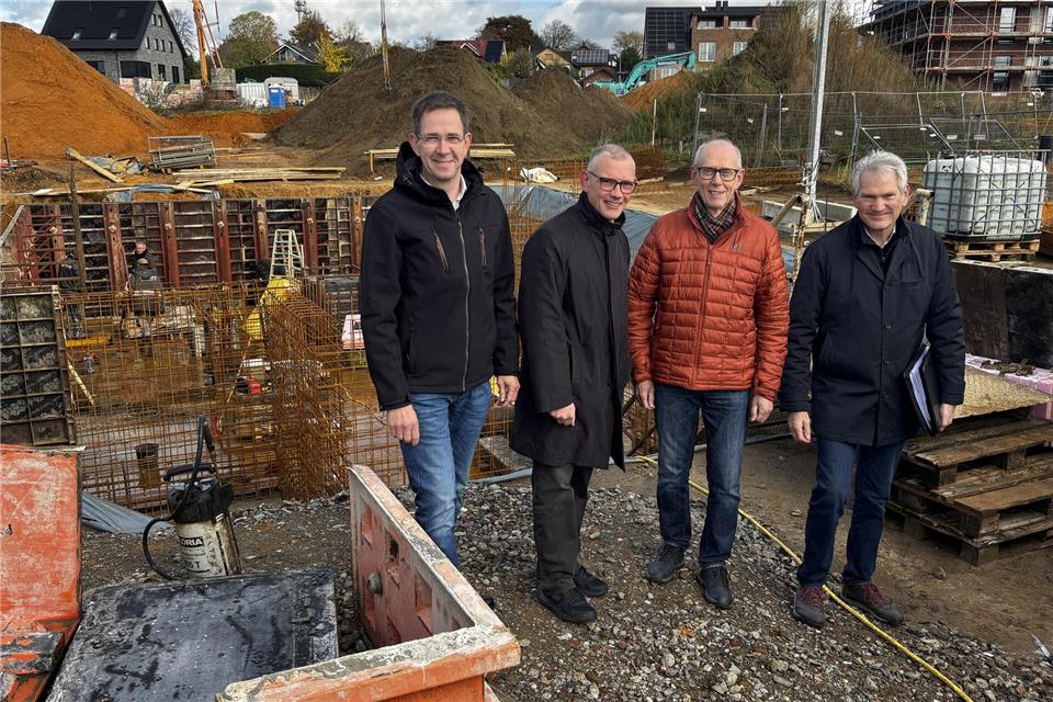 Rekener Kirchengemeinde baut Sozialwohnungen  Thomas Vestrick (von links), Pfarrer Thomas Hatwig, Josef Schürmann und Reinhold Eversmann vor dem Neubau des Mehrfamilienhauses in der Siedlung Velener Straße.