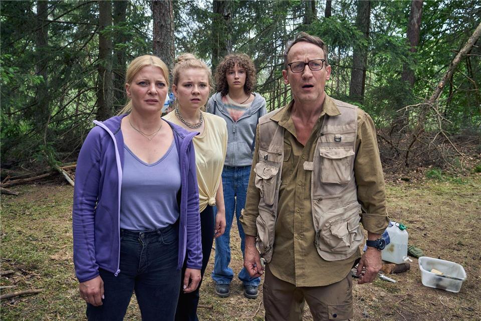 „Blackout bei Wellmanns“: Eine Familie trotzt den Krisen Thomas Wellmann (Wotan Wilke Möhring, rechts) bereitet sich mit seiner Frau Eva (Jördis Triebel, links) und den Töchtern Paula (Daria Vivien Wolf, Zweite von links) und Jenny (Josefine Keller) auf einen erneuten Blackout vor - eine Szene aus „Blackout bei Wellmanns“. Der Film lief im März bei Arte und kommt nun im ZDF.Frank Dicks/ZDF/arte/dpa