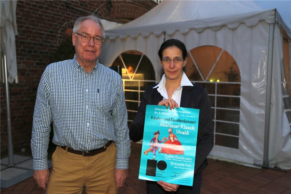 Thomas Willing und Beatrix Rommel vom Kulturkreis weisen auf das Konzert hin.