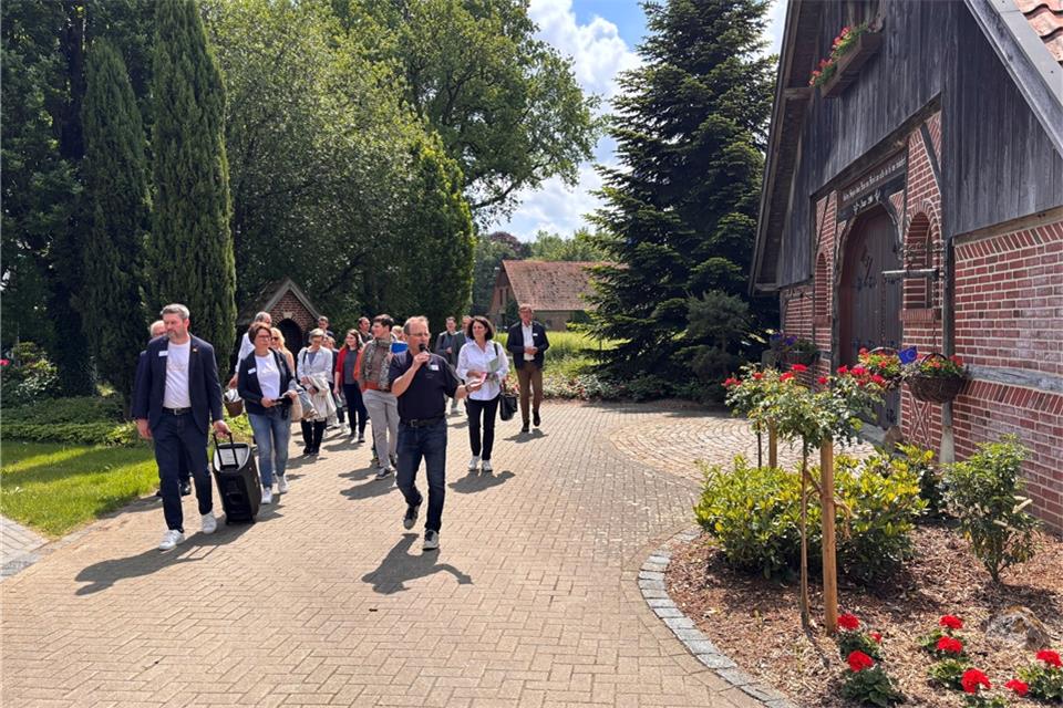 Thomas Wolf, 1. Vorsitzender des Heimatvereins, macht die Gäste mit dem Heimathaus vertraut.