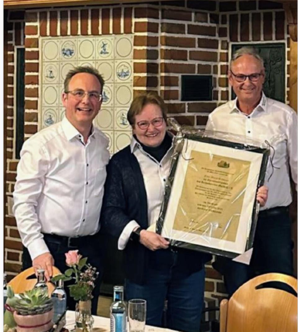 Thomas Wolf (l.) und Manfred Göring verabschieden Mia Schwane.