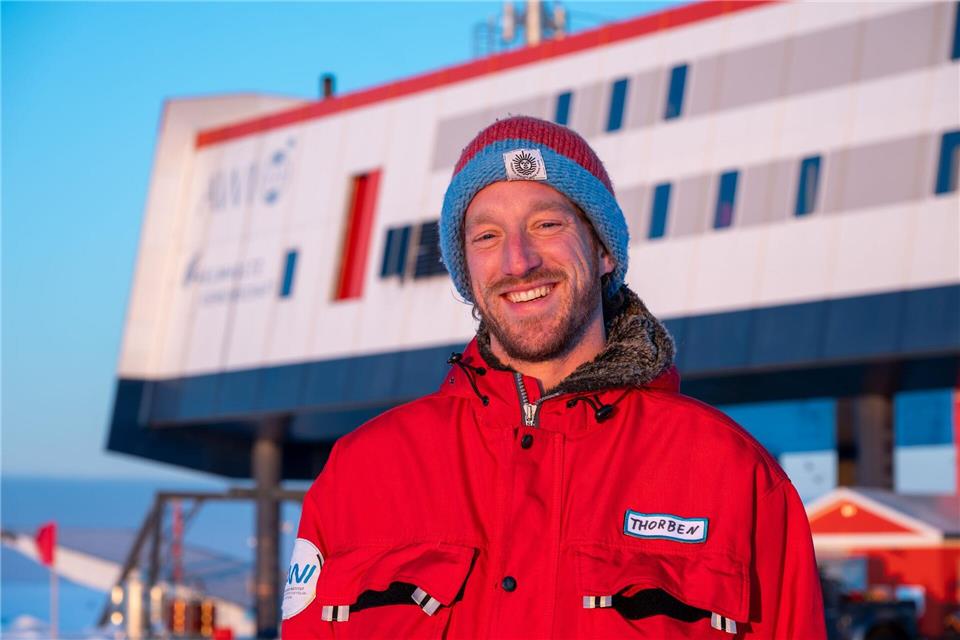 Thorben Koeppen hat seinen Nachfolger in der Küche der Neumayer-Station III eingearbeitet. (Handout)Lukas Weis/Alfred-Wegener-Institut/dpa