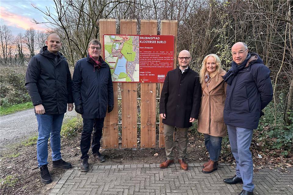 Thorben Schulze Dinkelborg, Leiter des städtischen Bauhofs, Jürgen Kuhlmann, Technischer Beigeordneter, Holger Wüstnienhaus, stellvertretender Sprecher der Dorfvertreterversammlung Borkenwirthe/Burlo, Bürgermeisterin Mechtild Schulze Hessing sowie Norbert Nießing, Erster Beigeordneter und Kämmerer (von links), freuen sich über die offizielle Freigabe.