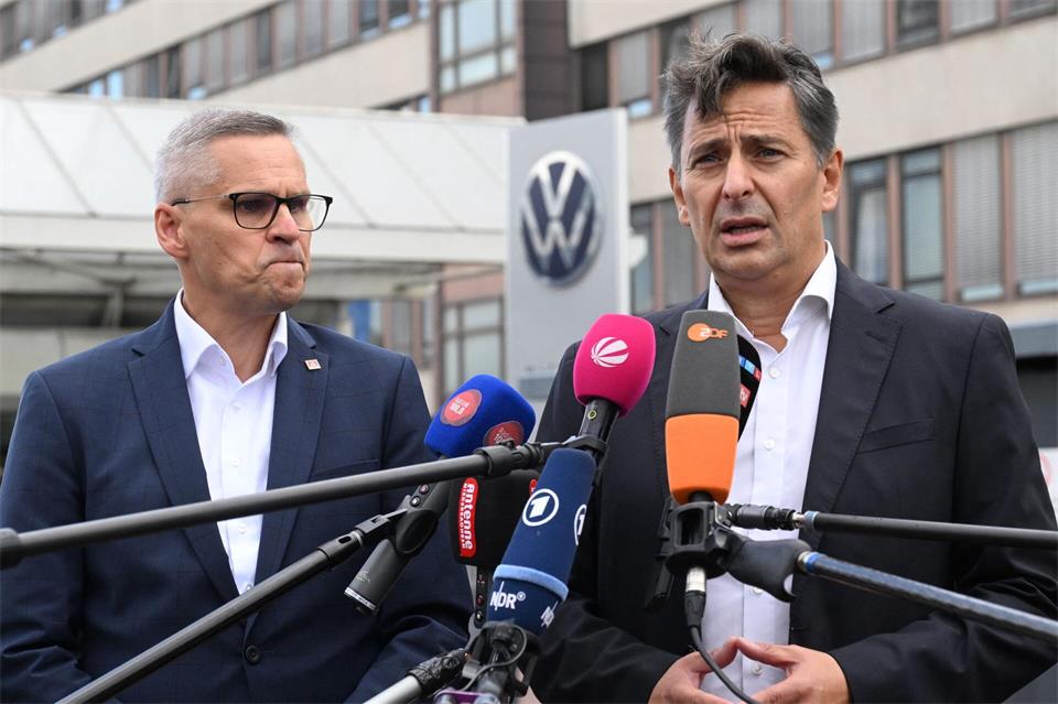 Thorsten Gröger (links), Bezirksleiter der IG Metall, und Stavros Christidis, Betriebsratsvorsitzender von Volkswagen Nutzfahrzeuge, sprechen vor dem Werk von Volkswagen Nutzfahrzeuge in Hannover.Julian Stratenschulte/dpa