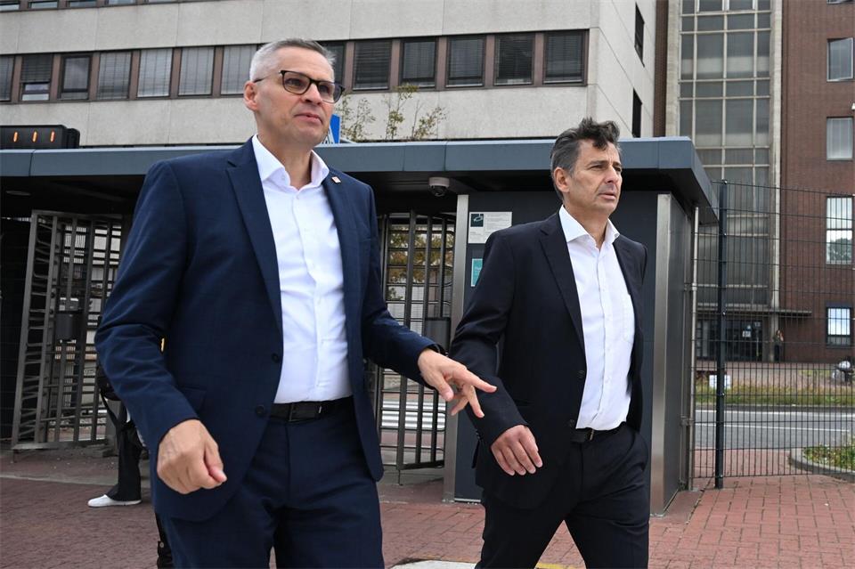 Thorsten Gröger (links), Bezirksleiter der IG Metall, und Stavros Christidis, Betriebsratsvorsitzender von Volkswagen Nutzfahrzeuge, sprechen vor dem Werk von Volkswagen Nutzfahrzeuge.Julian Stratenschulte/dpa
