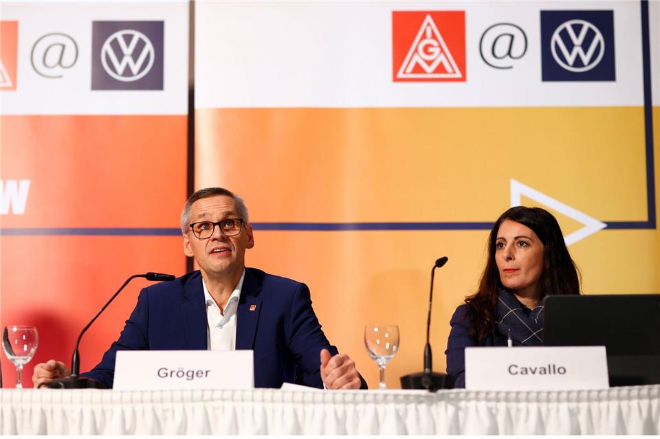 Thorsten Gröger und Daniela Cavallo sehen die Tarifeinigung von Ende 2024 weiter als verbindliche Grundlage für die Zukunft der VW-Standorte. (Archivbild)Moritz Frankenberg/dpa