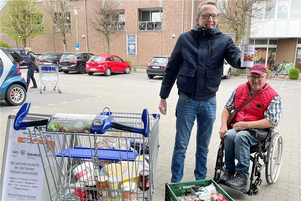 Thorsten Hansen (l.), Vorsitzender des Raesfelder SPD-Ortsvereins, und Wolfgang Kadenbach, Kassierer der Raesfelder SPD, mit Spendendose vor einem Lebensmittelmarkt in Raesfeld.
