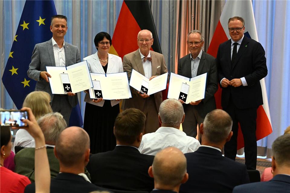 Thorsten Weiß, Christine Lieberknecht, Peter Arlt und Michael Krapp (von links nach rechts) bekamen den Thüringer Verdienstorden überreicht.Martin Schutt/dpa