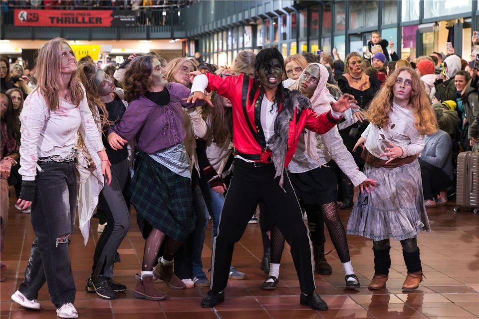 150 Zombies tanzen zu „Thriller“ im Hamburger Hauptbahnhof  „Thriller“ ist einer der zahlreichen erfolgreichen Songs von Michael Jackson. Marcus Golejewski/dpa