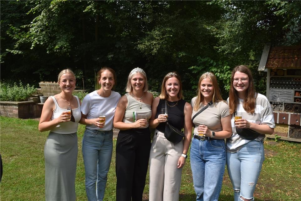 Thron Hochmoor: von links: Lara Wiesweg, Kim Wieschen, Sarah Schultewolter, Carina Rosing, Susen Maas, Maike Honerbom.