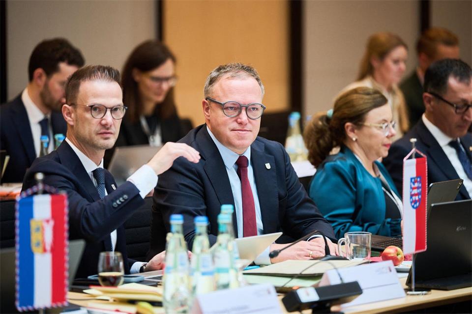 Thüringen fordert nach Angaben der Staatskanzlei in einer Protokollnotiz ein Aussetzen der CO2-Bepreisung für Kraft- und Brennstoffe. Sebastian Christoph Gollnow/dpa