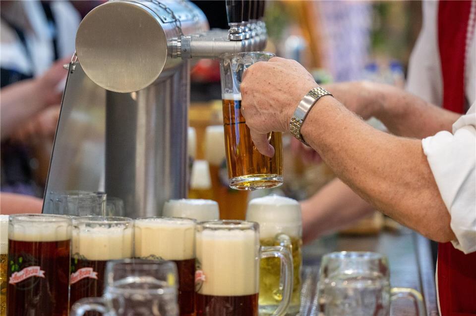 Thüringen hat im vergangenen Jahr rund 15,4 Millionen Euro aus der Biersteuer eingenommen (Illustration).Monika Skolimowska/dpa