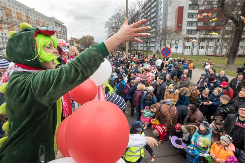 Thüringen stellt eine finanzielle Unterstützung bei den Sicherheitsvorkehrungen für Karnevalsumzüge in Aussicht. (Archivbild)Michael Reichel/dpa