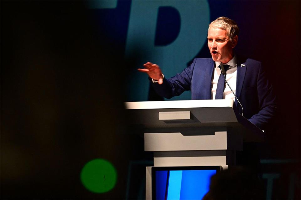 Thüringens AfD-Chef Björn Höcke sieht die AfD in der Verantwortung, eine Regierungsbildung zu versuchen. Sebastian Gollnow/dpa