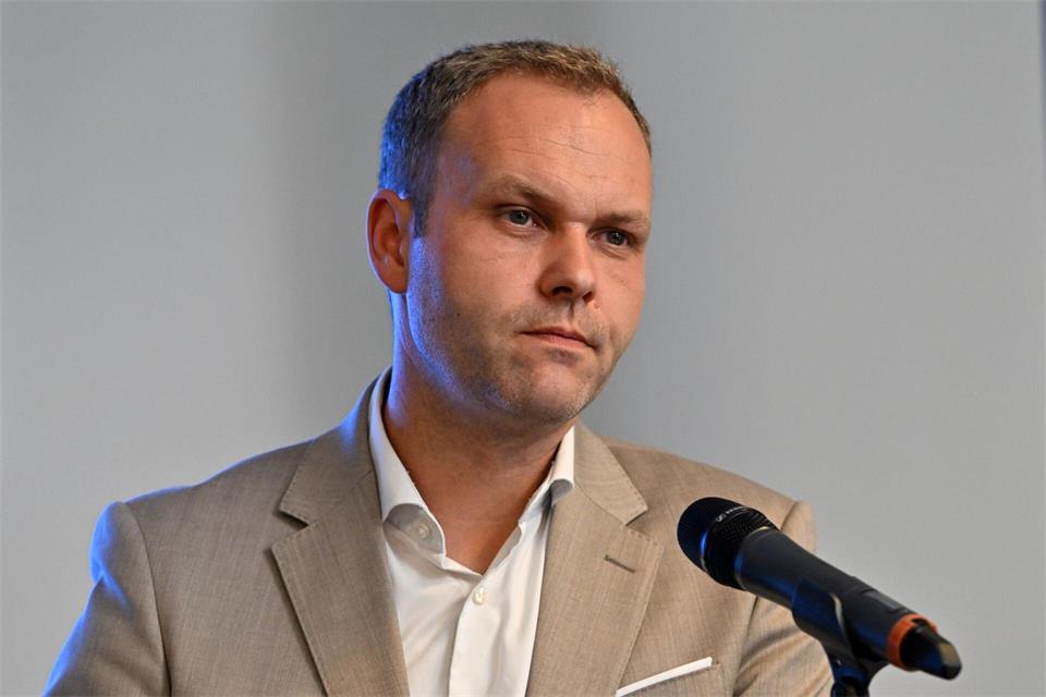Thüringens AfD-Vize-Fraktionschef Daniel Haseloff kritisiert eine Aussage des Entertainers Hape Kerkeling bei einer Anhörung zu einem AfD-Verbotsverfahren im Thüringer Landtag. (Archivbild)Martin Schutt/dpa