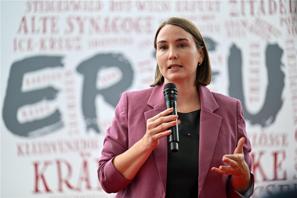 Thüringens Arbeitsministerin Katharina Schenk (SPD) hat die Genehmigungsverfahren für verkaufsoffene Sonntage per Erlass vereinfacht. (Archivbild)Martin Schutt/dpa