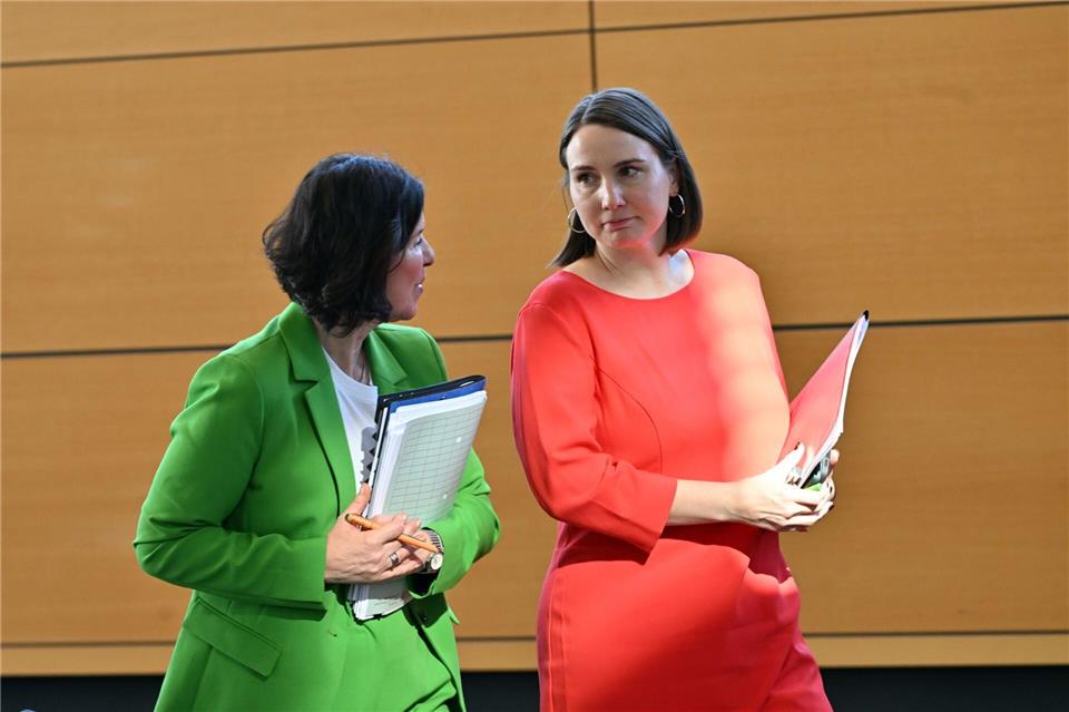 Thüringens Arbeitsministerin Katharina Schenk (SPD) will wegen der steigenden Zahl von 24-Stunden-Läden im Freistaat das Ladenöffnungsgesetz novellieren. Größe, Sortiment und Öffnungszeiten sollen künftig geregelt werden. Martin Schutt/dpa