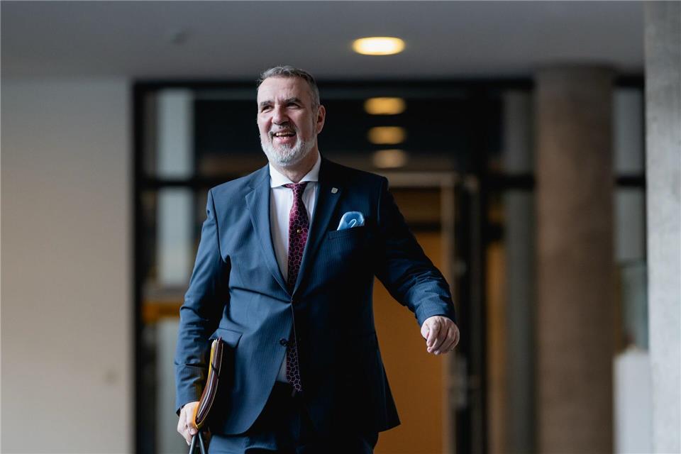 Thüringens Bauminister Steffen Schütz (BSW) sieht großes Potenzial im Holzbau. (Archivbild)Jacob Schröter/dpa