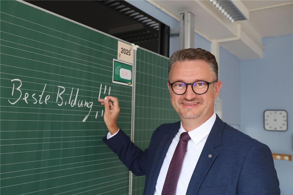 Thüringens Bildungsminister Christian Tischner (CDU) hat neue Lehrpläne für das neue Schuljahr angekündigt. (Archivbild)Bodo Schackow/dpa